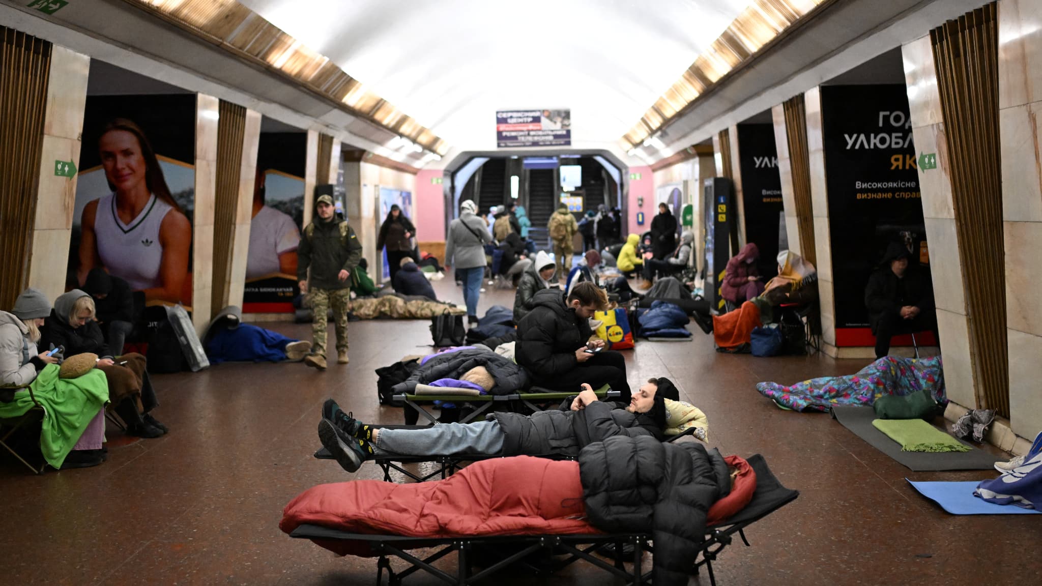Des personnes se réfugient dans une station de métro à Kiev le 25 novembre 2025.