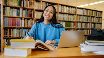 Une étudiante ose demander un stage à Emmanuel Macron, la suite est étonnante