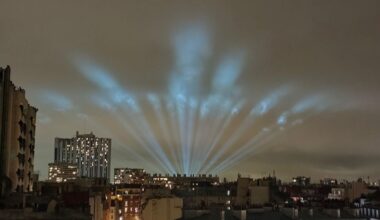 D’où viennent ces étranges faisceaux de lumière visibles dans le ciel parisien la nuit ?