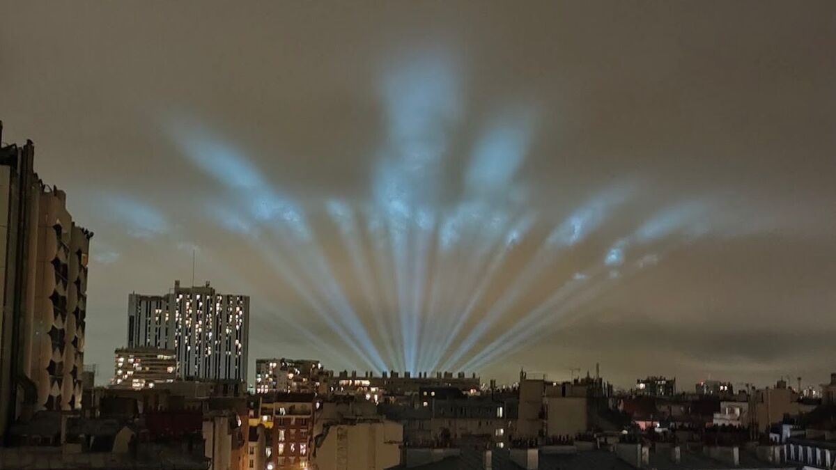 D’où viennent ces étranges faisceaux de lumière visibles dans le ciel parisien la nuit ?