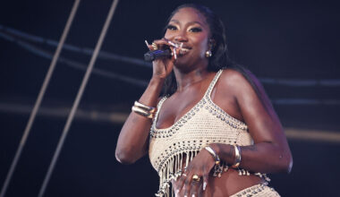 Aya Nakamura, en visite à la « Star Academy », dévoile un morceau de son nouvel album « Destinée » et sa tracklist dans la foulée