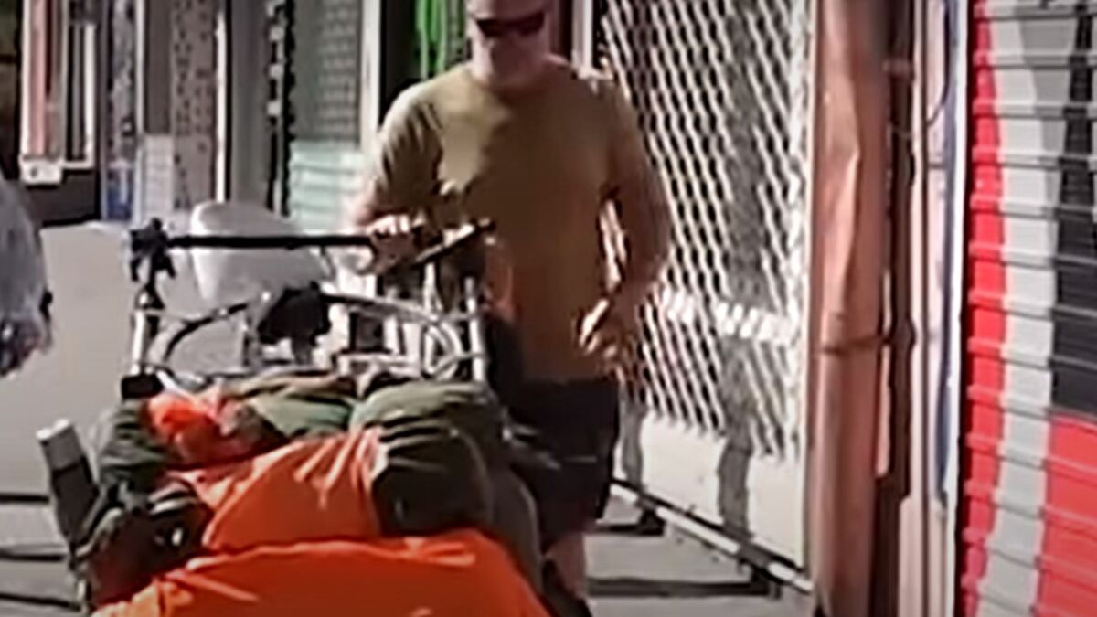 Après 58 000 km et 28 ans à marcher, un Britannique veut boucler son tour du monde en marchant dans le tunnel sous la Manche