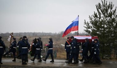 Russie : la traque des "veuves noires" qui séduisent les soldats pour toucher l'héritage de leur mort