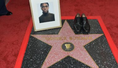 La star de "Black Panther" Chadwick Boseman reçoit une étoile posthume à Hollywood