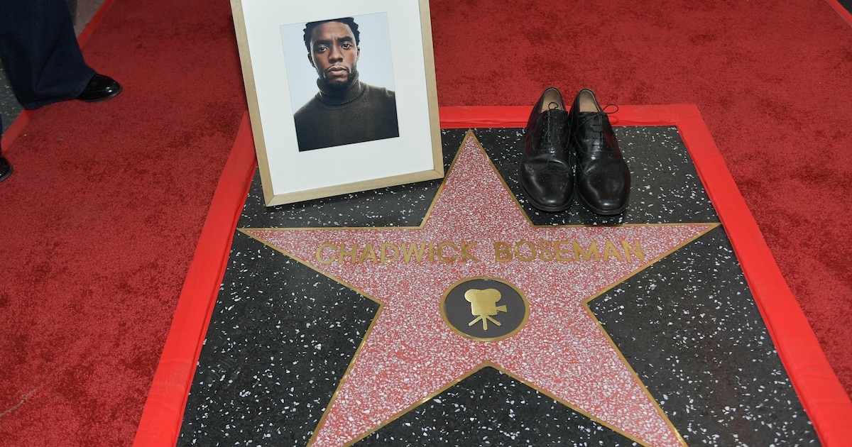 La star de "Black Panther" Chadwick Boseman reçoit une étoile posthume à Hollywood