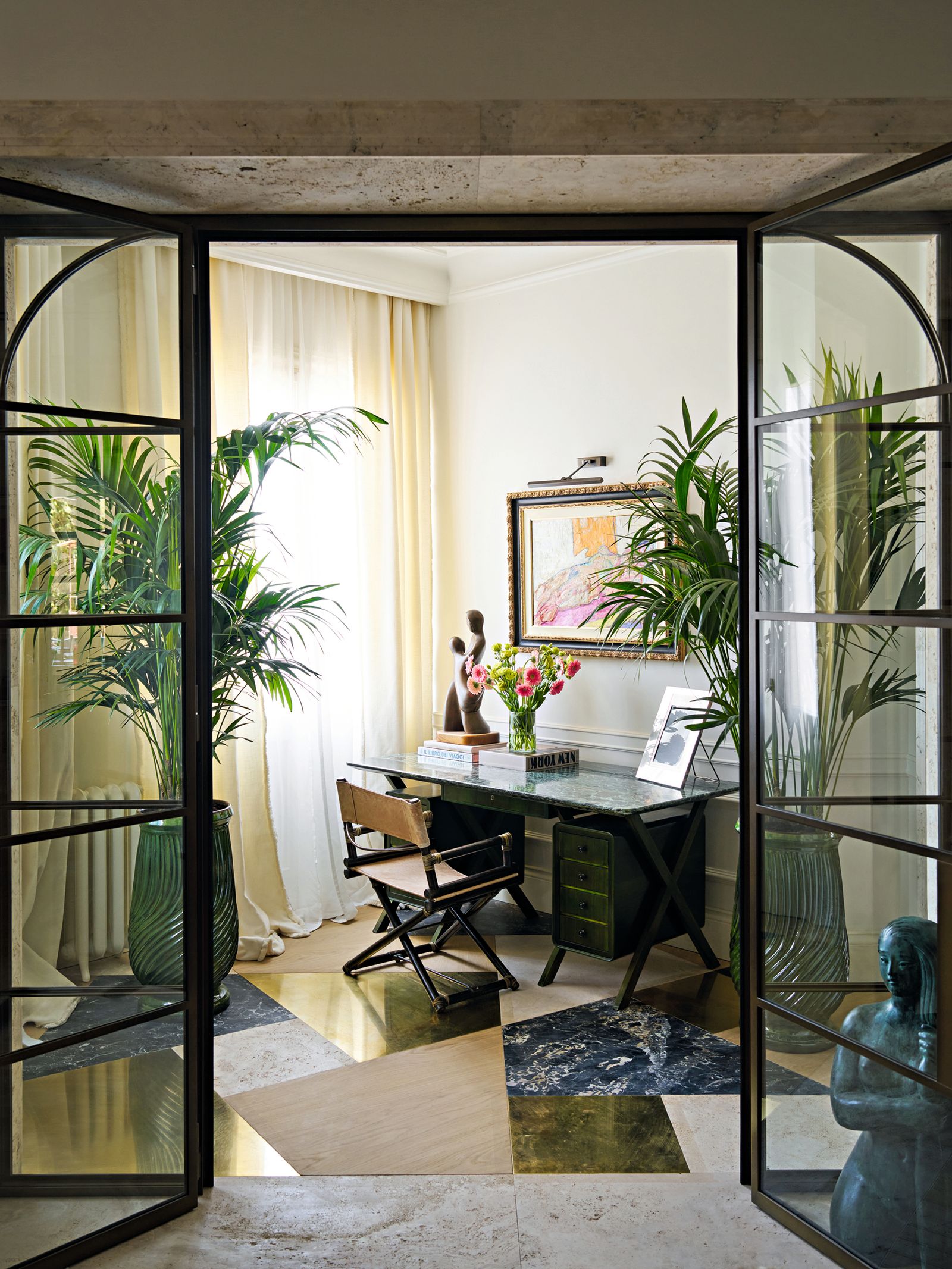Porte vitre plantes bureau chaise fleurs livres tableaux sculpture appartement contemporain à Rome
