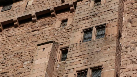 A gauche, sur la façade du château du Haut-Koenigsbourg, deux latrines superposées sur deux niveaux.  Photo Denis Werwer