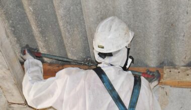 sept syndicats et plus de 50 personnes portent plainte en raison de la présence d’amiante dans les écoles