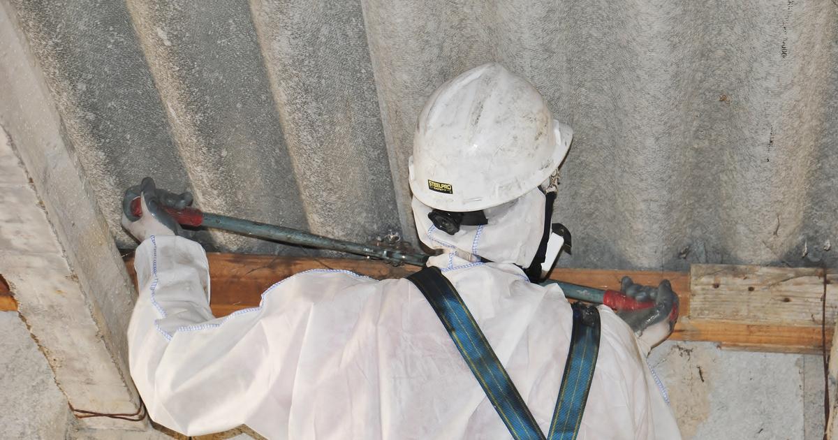 sept syndicats et plus de 50 personnes portent plainte en raison de la présence d’amiante dans les écoles