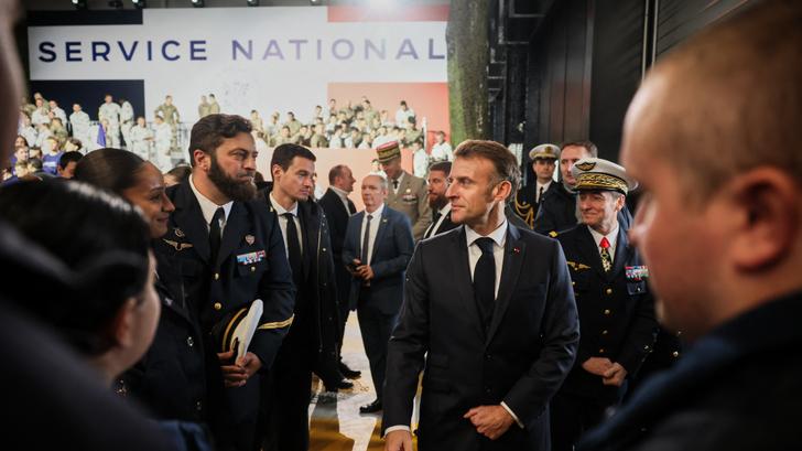 À la base militaire de Varces, dans les Alpes françaises, le 27 novembre 2025, Emmanuel Macron a déclaré que la France rétablirait le service militaire volontaire à partir de l’été 2026.