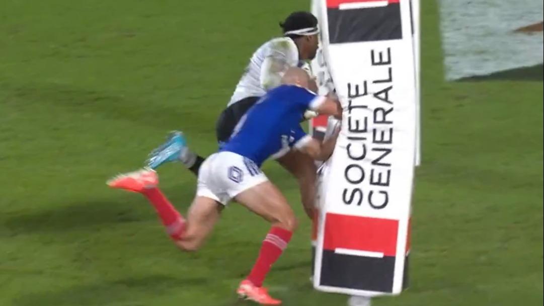 «Je vais faire les beaux jours des images insolites», sourit Maxime Lucu qui a heurté un poteau en voulant défendre