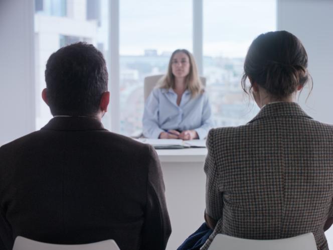 Laurent Capelluto, Natali Broods et Myriem Akheddiou dans « On vous croit », de Charlotte Devillers et Arnaud Dufeys.