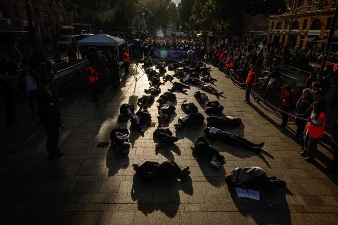Des activistes organisent un die-in afin de rendre hommage aux victimes de féminicide et d’appeler le gouvernement à augmenter les ressources et les subventions pour les organisations féministes. A Toulouse, le 16 novembre 2025.