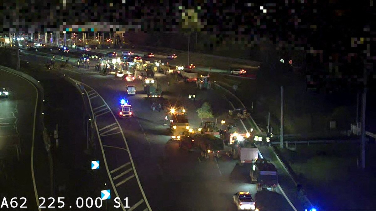 Toulouse. Les déchets déversés par les agriculteurs ont bloqué cette autoroute jusque tard dans la nuit