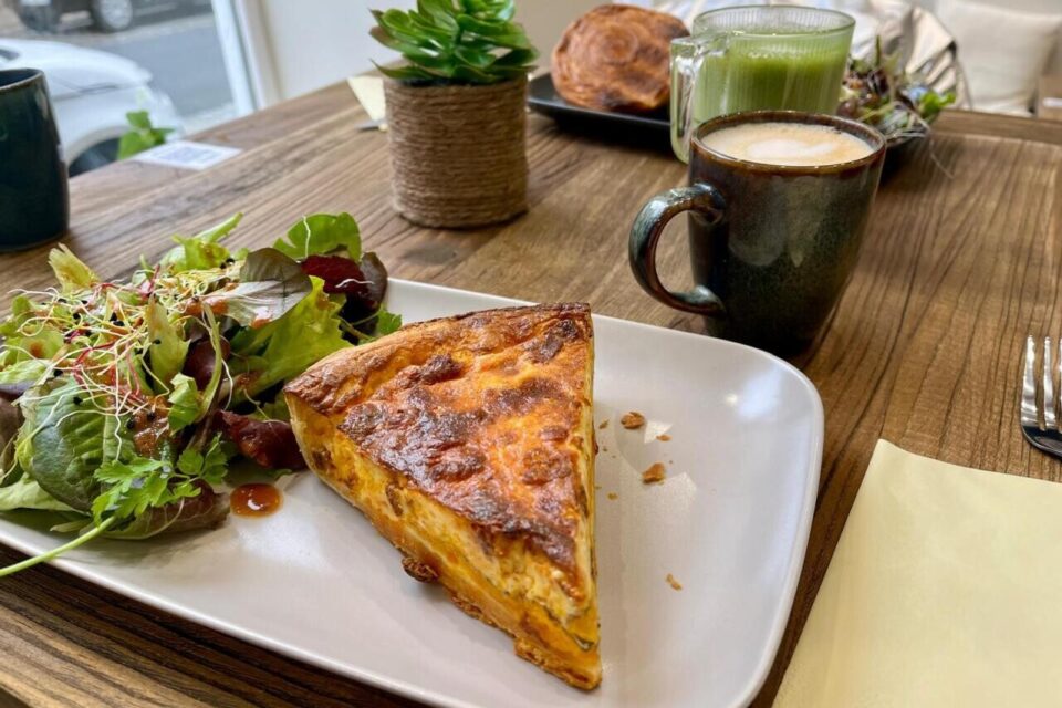 Une offre salée est proposée le midi chez Lüm, avec une quiche végé par exemple, au chorizo et cheddar. Délicieux !