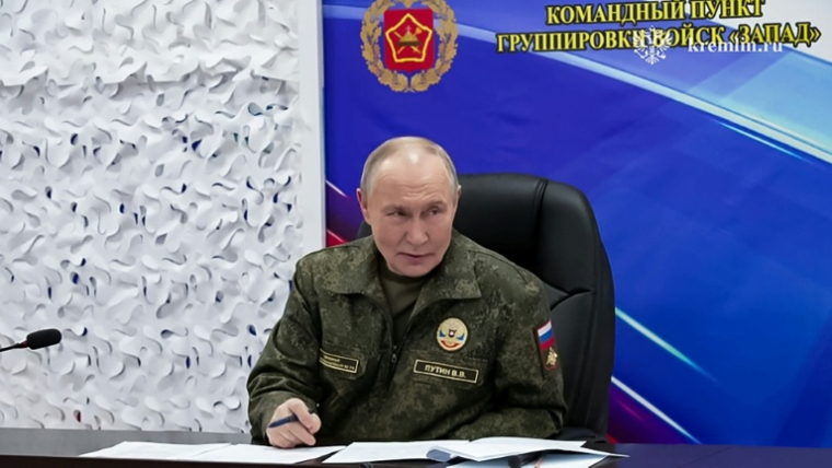 Vladimir Poutine dans un poste de commandement en un lieu inconnu, selon des images diffusées par le Kremlin le 20 novembre 2025 ( RUSSIAN PRESIDENTIAL PRESS OFFICE / - )