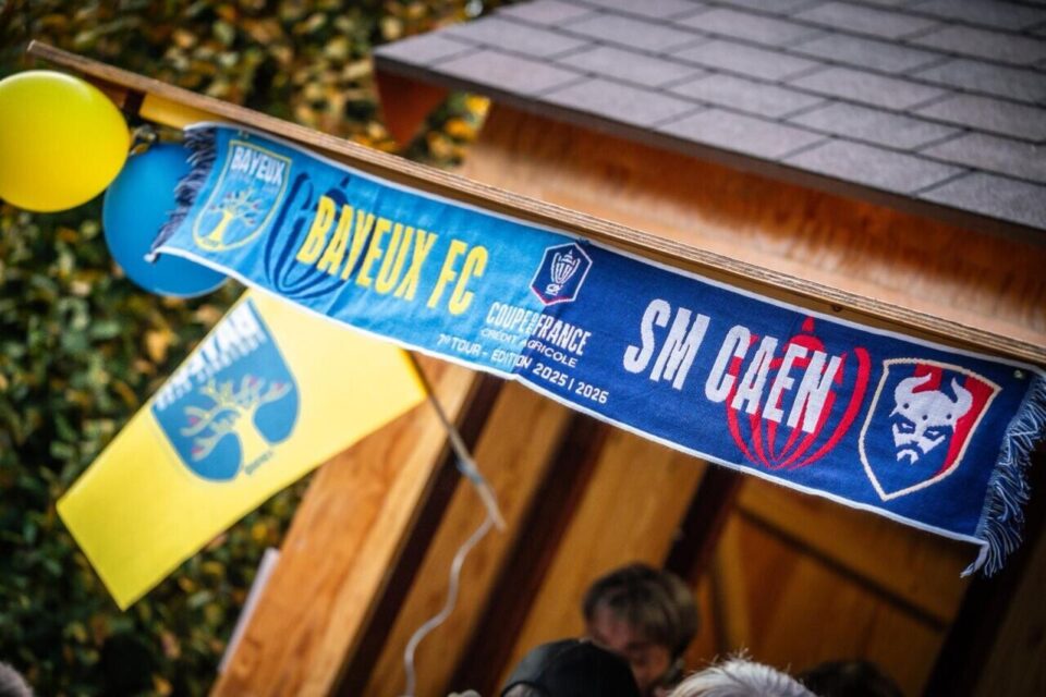 Le club du Bayeux FC a réalisé une écharpe spéciale pour le match.