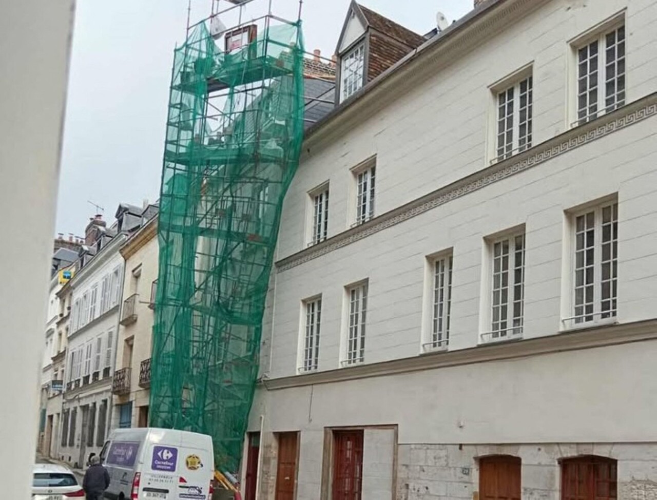 Une camionnette percute un échafaudage à Rouen sans faire (heureusement) de blessé