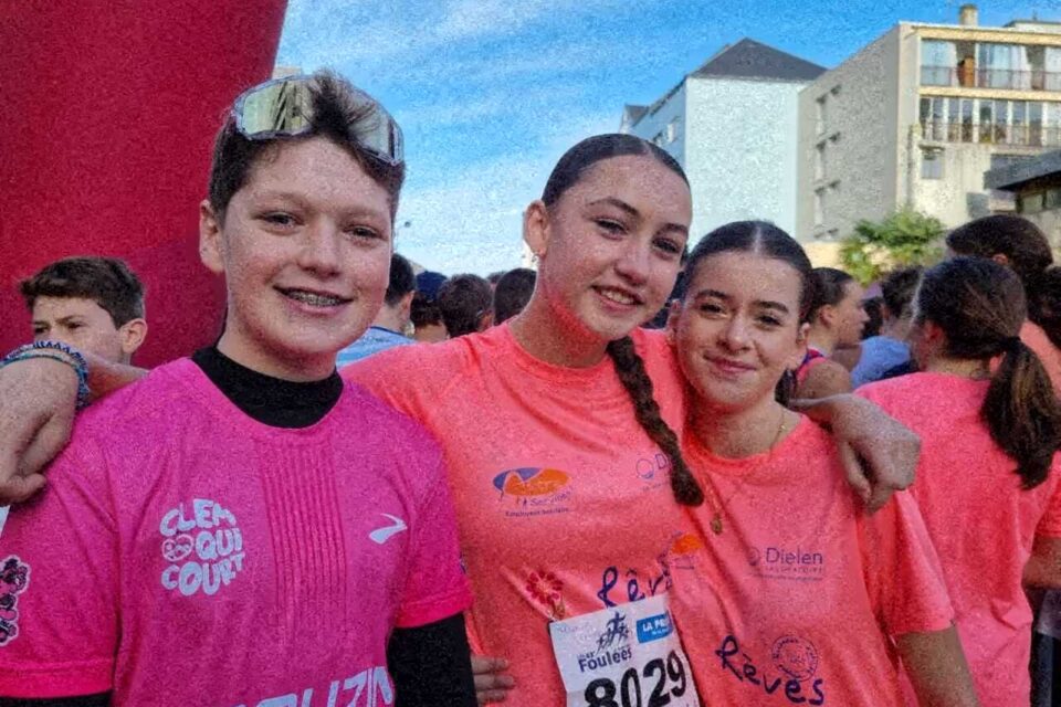 Thimoté avec le tee-shirt de l'instagrameur « Clem qui court ». Léna et Gladys pour Rêves Manche pour faire une bonne action. Les 3 ont 14 ans et sont Flamanvillais, au départ de la puissance 4