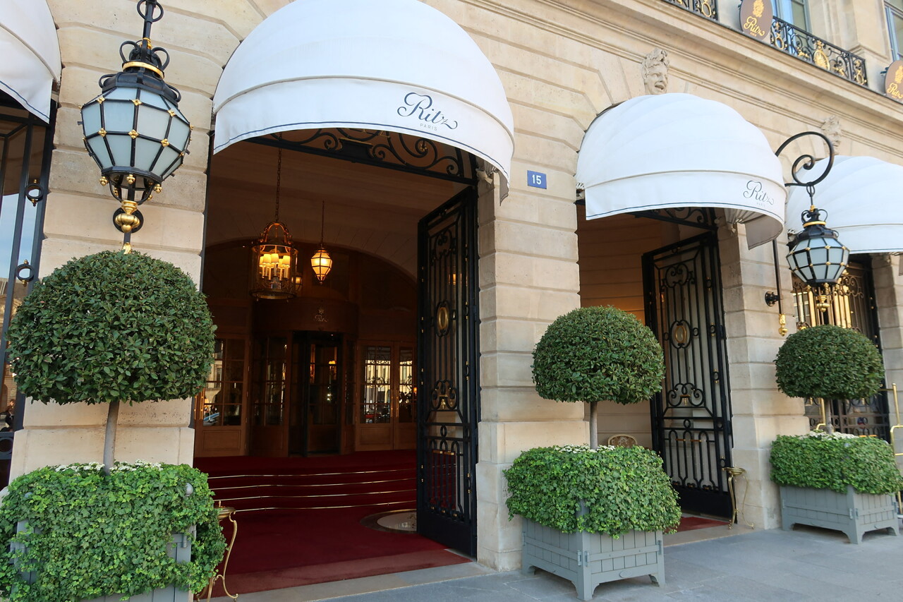 Un employé de l'hôtel Ritz Paris secoue le prestigieux 5 étoiles en justice après avoir été licencié