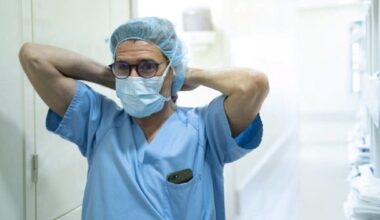 Le port du masque redevient obligatoire dans les hôpitaux de Paris à cause d'un virus très contagieux