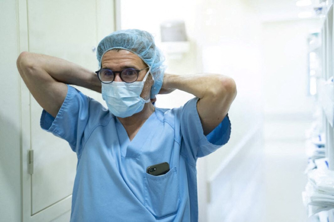 Le port du masque redevient obligatoire dans les hôpitaux de Paris à cause d'un virus très contagieux