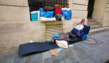 un SDF de 73 ans "violent" se bat en justice pour ne plus dormir dans les rues de la capitale