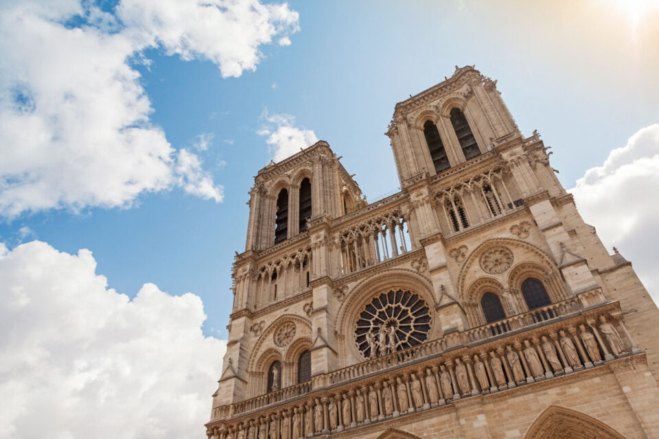 Dans son livre Notre-Dame de Paris, la cathédrale est placée au cœur du roman.