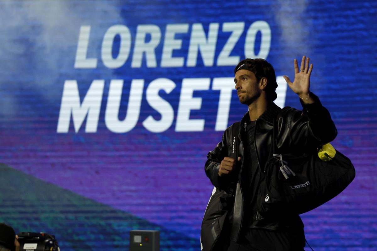 Lorenzo Musetti s'en sort face à Sebastian Korda et jouera sa place aux Finales ATP lors de la finale de l'ATP 250 d'Athènes contre Novak Djokovic - L'Équipe