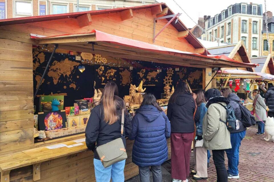 Les visiteurs curieux prennent d'assaut le chalet de Max, commerçant de puzzles 3D en bois de boulot.