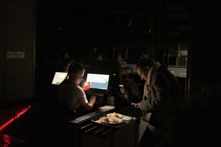 L’Ukraine se démène pour rétablir l’énergie alors que la production tombe à «zéro»