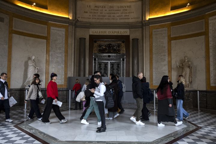 Réunion au Louvre pour décider d'une hausse des tarifs pour les visiteurs hors-UE dès janvier
