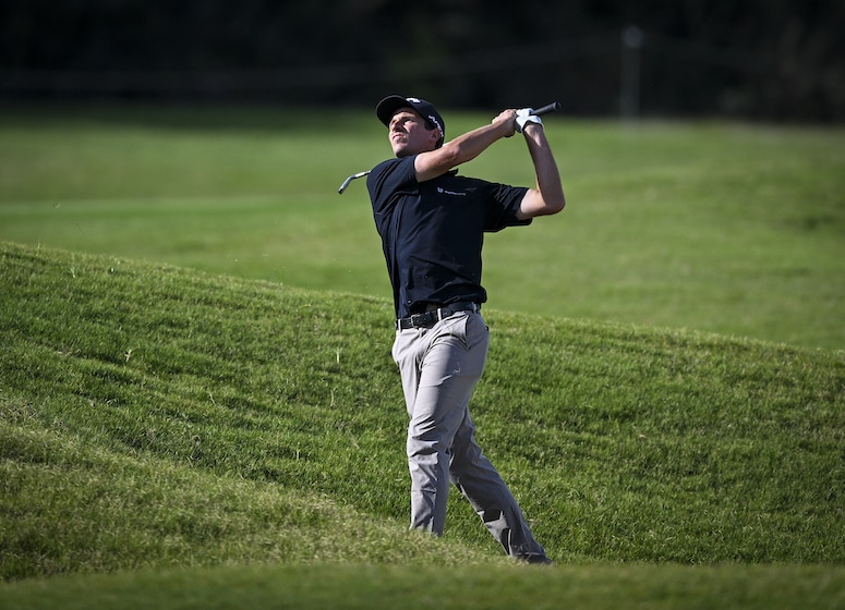 Félix Mory en embuscade, Julien Sale dos au mur