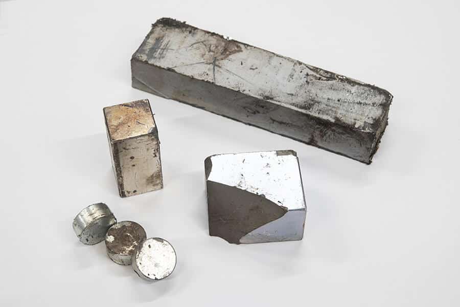 Aimants divers en fin de vie, après démantèlement. Crédit : MagREEsource