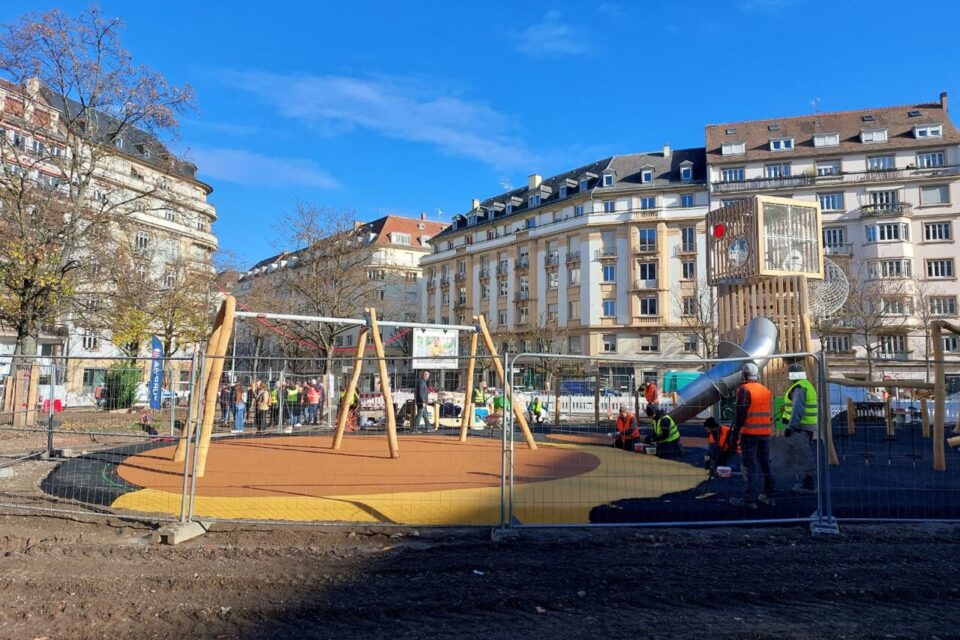 Seule l'aire de jeu centrale est en place bien que non terminée.