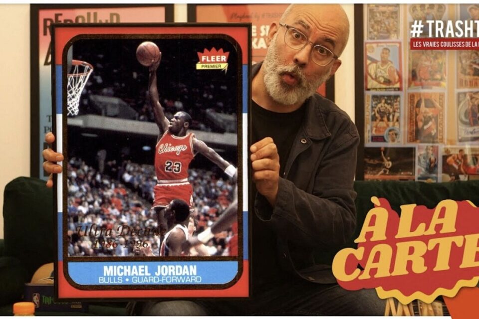 Alexandre Martin, co-fondateur du média Trashtalk et collectionneur de cartes de NBA. Il anime une émission sur Youtube. Ici, une carte avec la légende Michael Jordan.