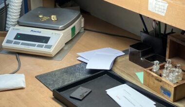 Bijoux, Rolex, objets d'arts… À Marseille, une vente "hors les murs" de biens mis en gage et non réclamés