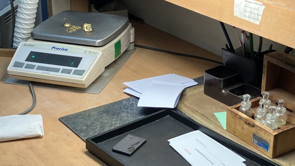 Bijoux, Rolex, objets d'arts… À Marseille, une vente "hors les murs" de biens mis en gage et non réclamés