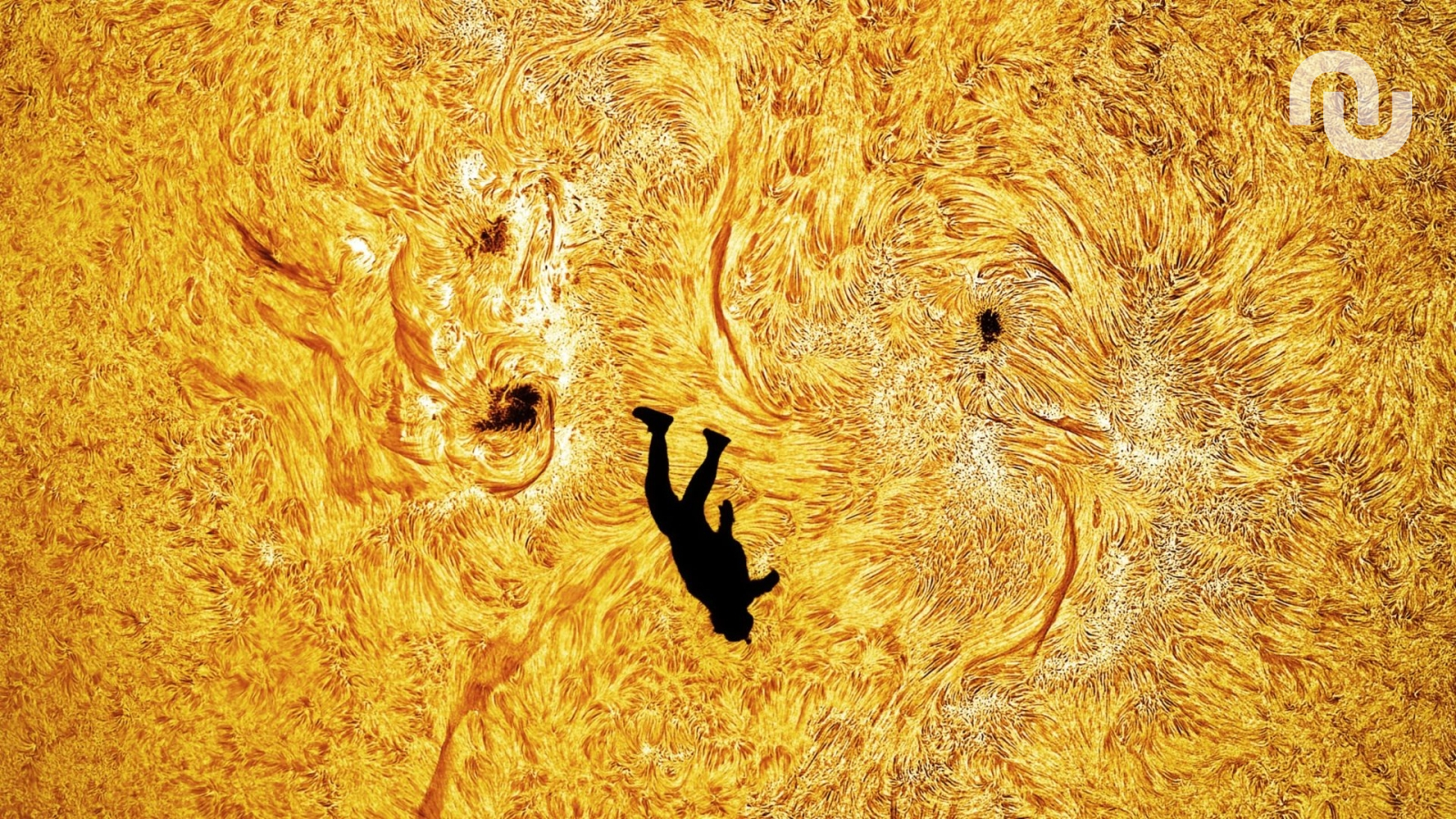 Cette photo d'un parachutiste tombant devant le Soleil est à peine croyable