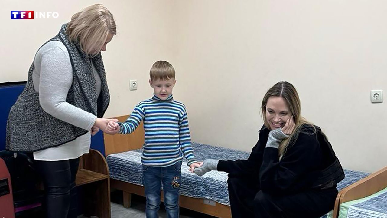De retour en Ukraine, Angelina Jolie rend visite à des enfants malades à Kherson