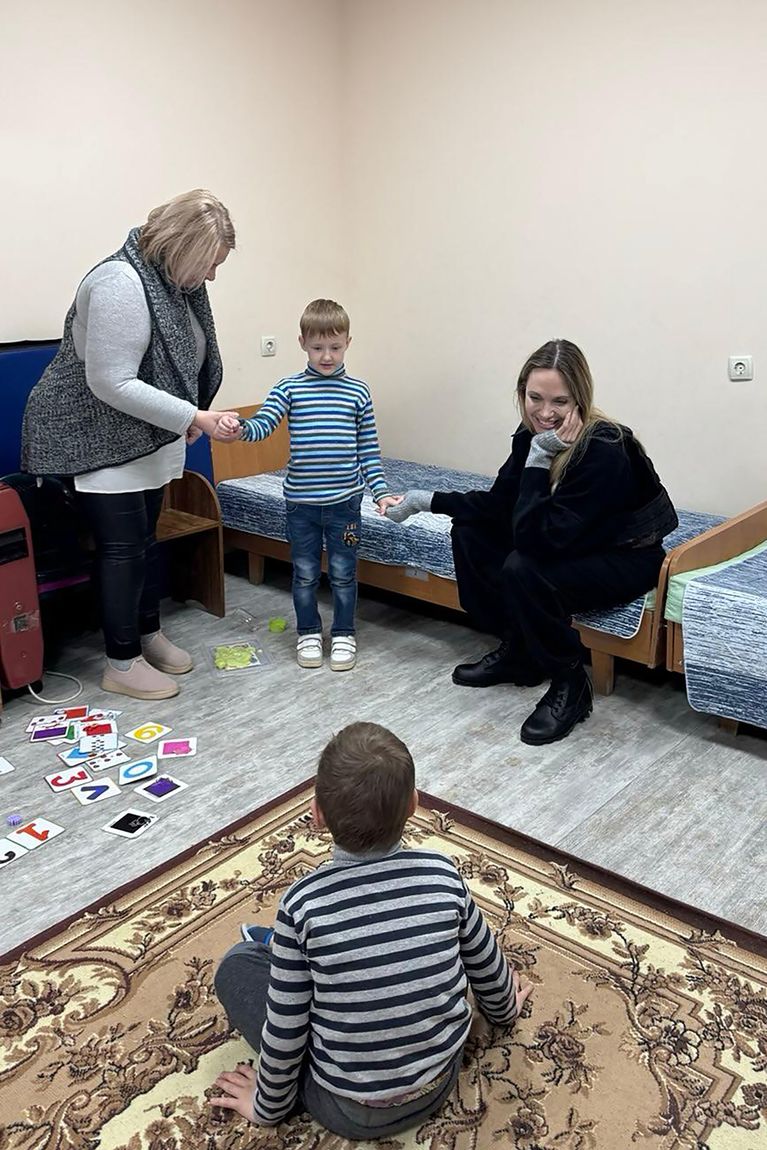 Angelina Jolie dans un hôpital pour enfants à Kherson, le 5 novembre 2025. - AFP