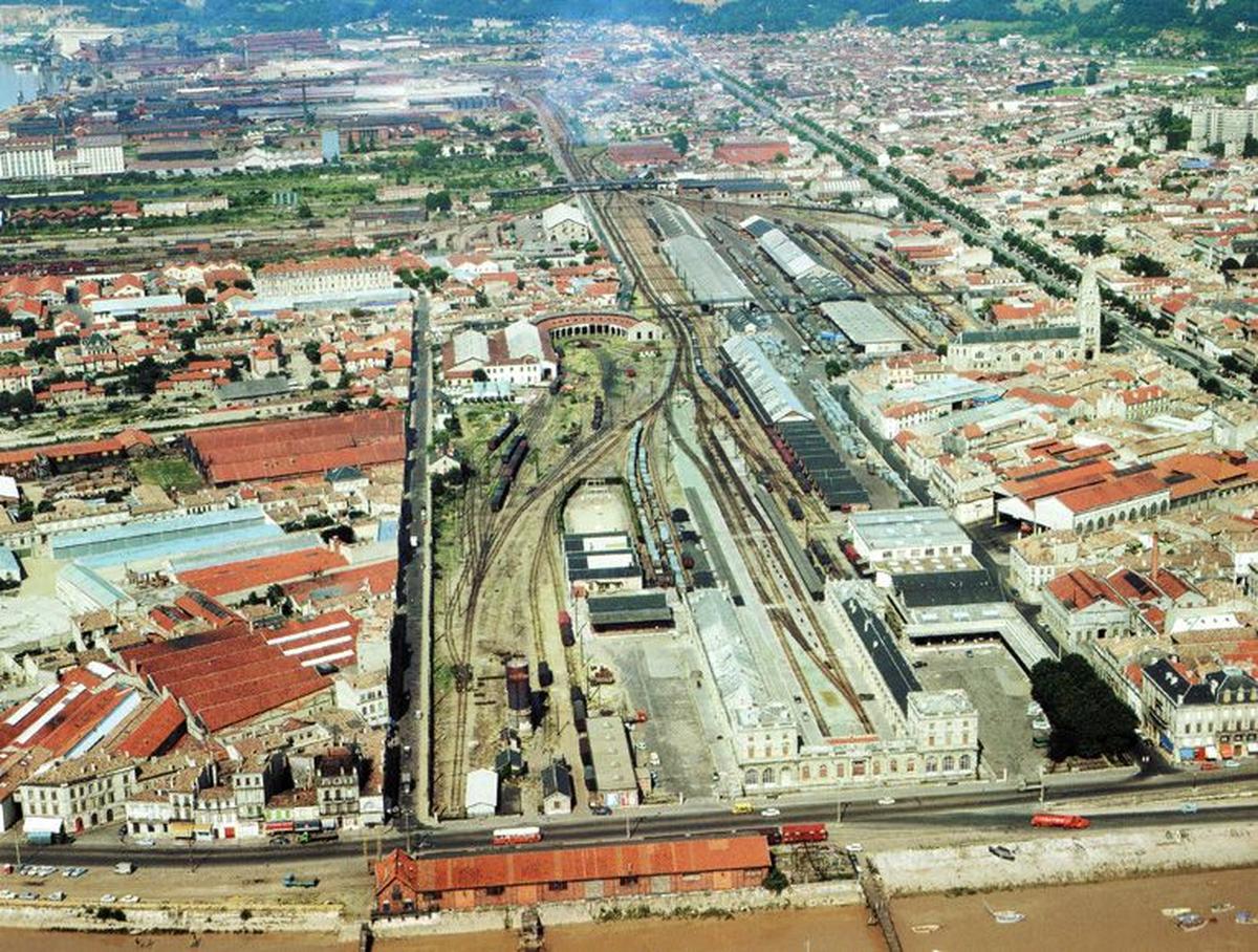 La gare d’Orléans et le faisceau ferroviaire irriguant la Bastide en 1960.