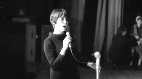 Au Palais d'Hiver, ici en 1968, Mireille Mathieu n'est encore qu'une chanteuse débutante. Archives Le Progrès
