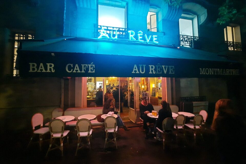 Aux côtés des habitués du quartier et des visiteurs d’un soir, la clientèle « artistique » n’a pas quitté les lieux