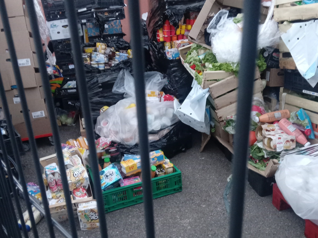 Lyon. Ce supermarché Auchan forcé de jeter des tonnes d'aliments, voici pourquoi
