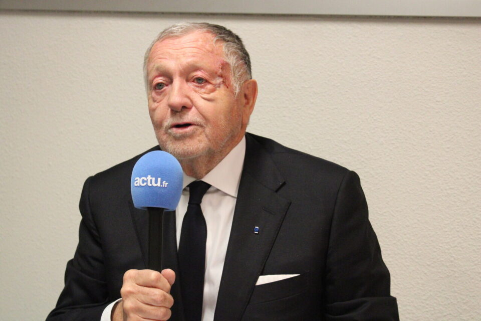 Jean-Michel Aulas, candidat aux élections municipales 2026 à Lyon, est donné favori par les sondages.