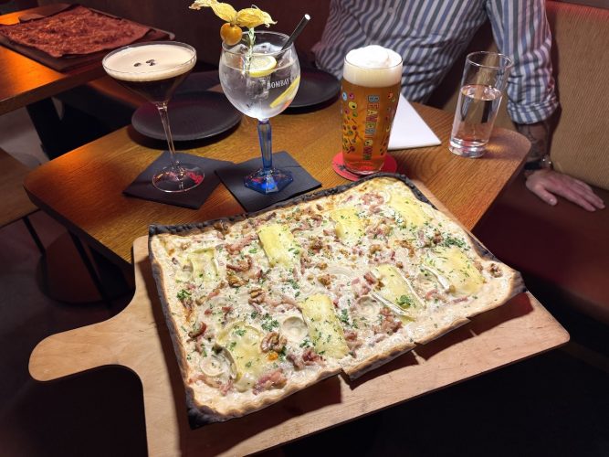 Austerlitz square garden bar tarte flambée burgerIMG_5977