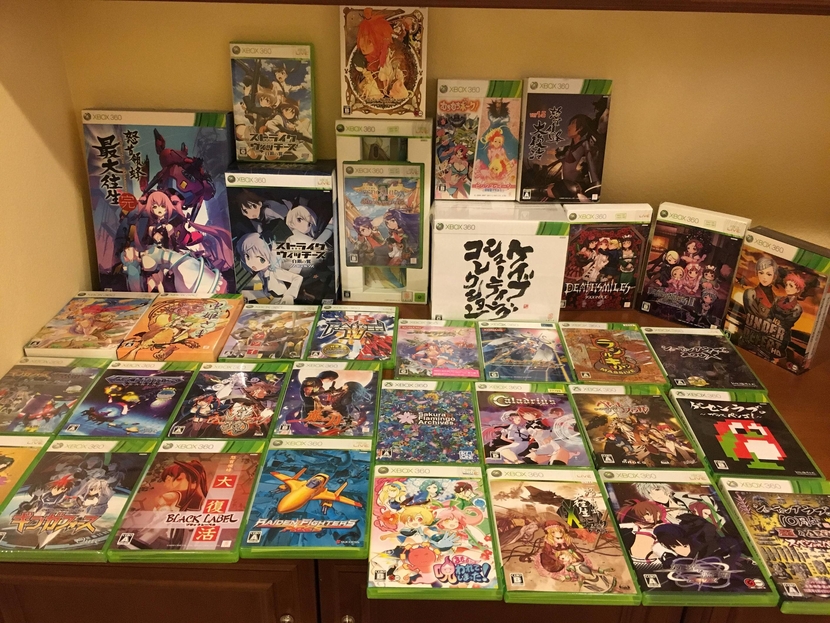 Dans l'ombre des tractations médiatiques avec Activision, Take-Two ou encore Bethesda, la Xbox 360 fut aussi la petite chérie de certains studios japonais de niche, qui se sont démarqués en ciblant la console américaine. C'est le cas de Mages avec ses visual novel (Steins;Gate) et de Cave avec ses shoot'em up (Deathsmiles). Si la marque Xbox a donné un jour ne serait-ce que l'impression de pouvoir gagner sa légitimité au Japon, c'était pendant les années Xbox 360.