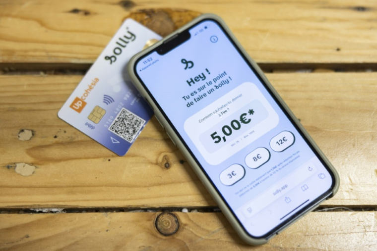 La carte Solly, ici le 21 novembre 2025, une solution de dons dématérialisés aux sans-abris, a été lancée ce week-end à Lille ( AFP / Sameer Al-DOUMY )