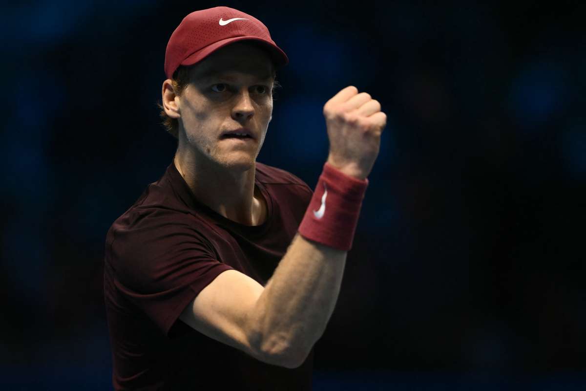 ATP Finals. Jannik Sinner n'a rien laissé à Alexander Zverev et fonce vers le dernier carré